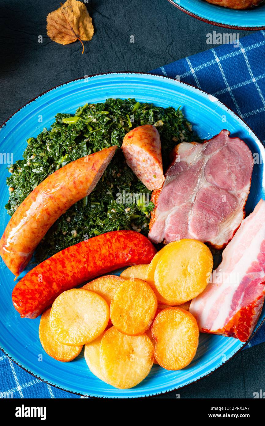 Köstlicher oldenburger Grünkohl mit Pinkelwurst Stockfoto