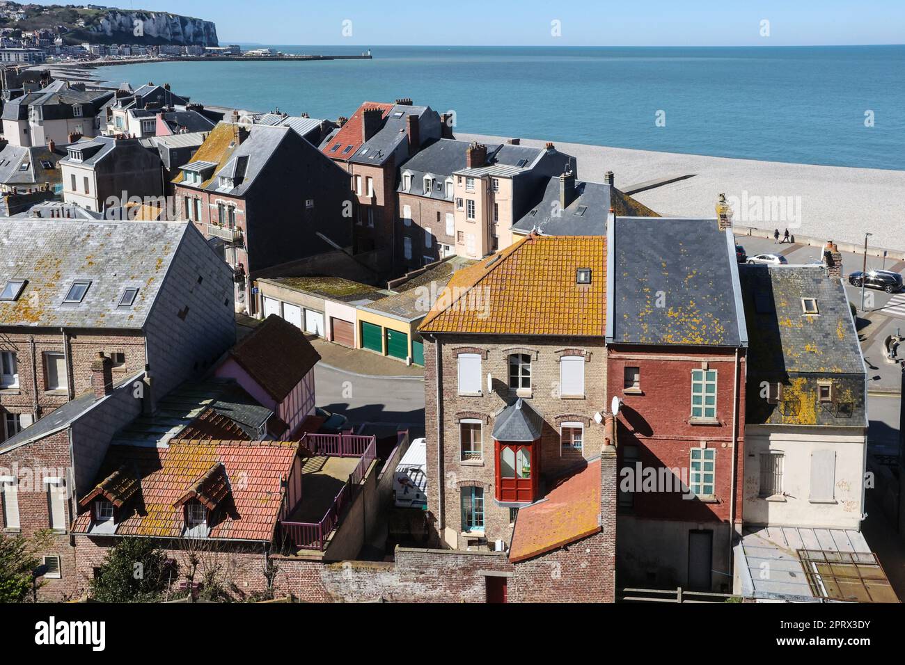 MERS-les-Bains ist eine Kommune in der Somme. Departement, in Hauts-de-France, in Nordfrankreich. MERS-les-Bains liegt am Ärmelkanal, an der Grenze zwischen Picardie und Normandie. Diese „Badestation“ (Badeort am Meer) mit einem Großteil des älteren Teils der Stadt wurde in der Blütezeit des Badeens am Meer, in der zweiten Hälfte des 19. Jahrhunderts, entwickelt. Infolgedessen unterliegen die zu jener Zeit erbauten schönen Villen nun Pfändungsbeschlüssen. Alle Renovierungen müssen in den gleichen Materialien und Farben wie die Originalarbeiten erfolgen. Kunststofftüren oder Rollläden sind nicht erlaubt. Frankreich, Stockfoto