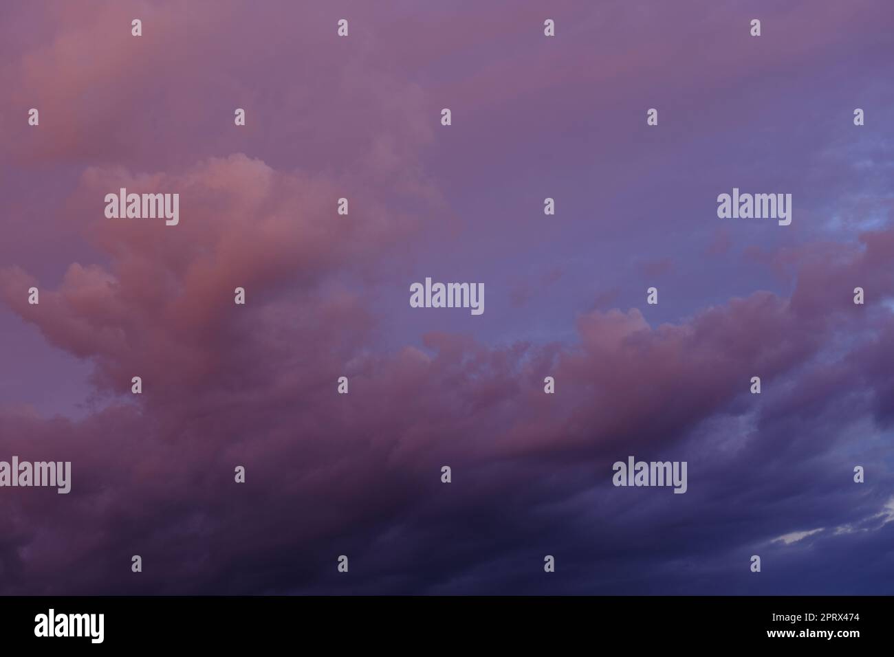 Morgenhimmel mit bunten Wolken. Sonnenuntergangslandschaft Stockfoto