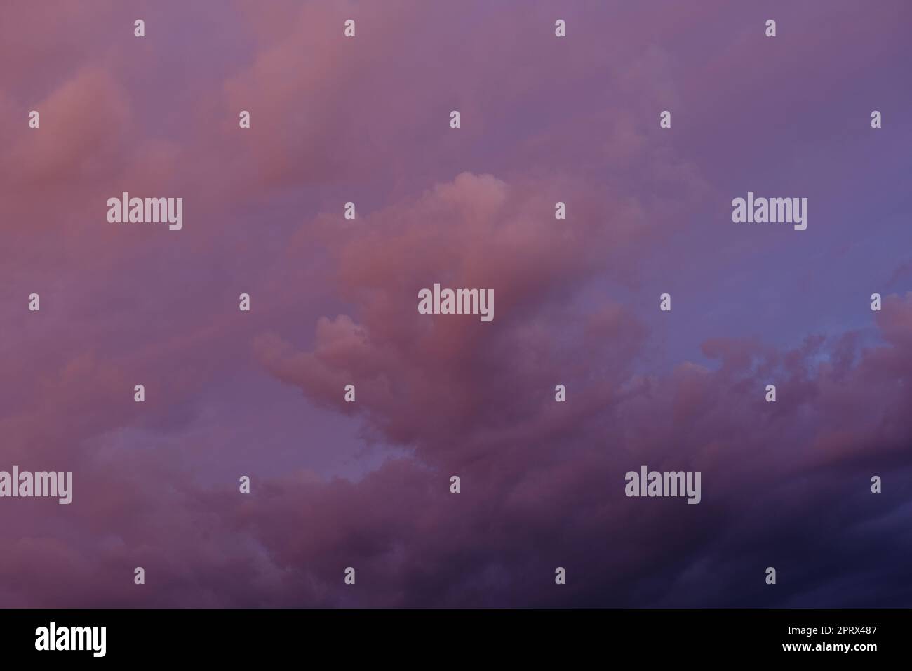 Morgenhimmel mit bunten Wolken. Sonnenuntergangslandschaft Stockfoto