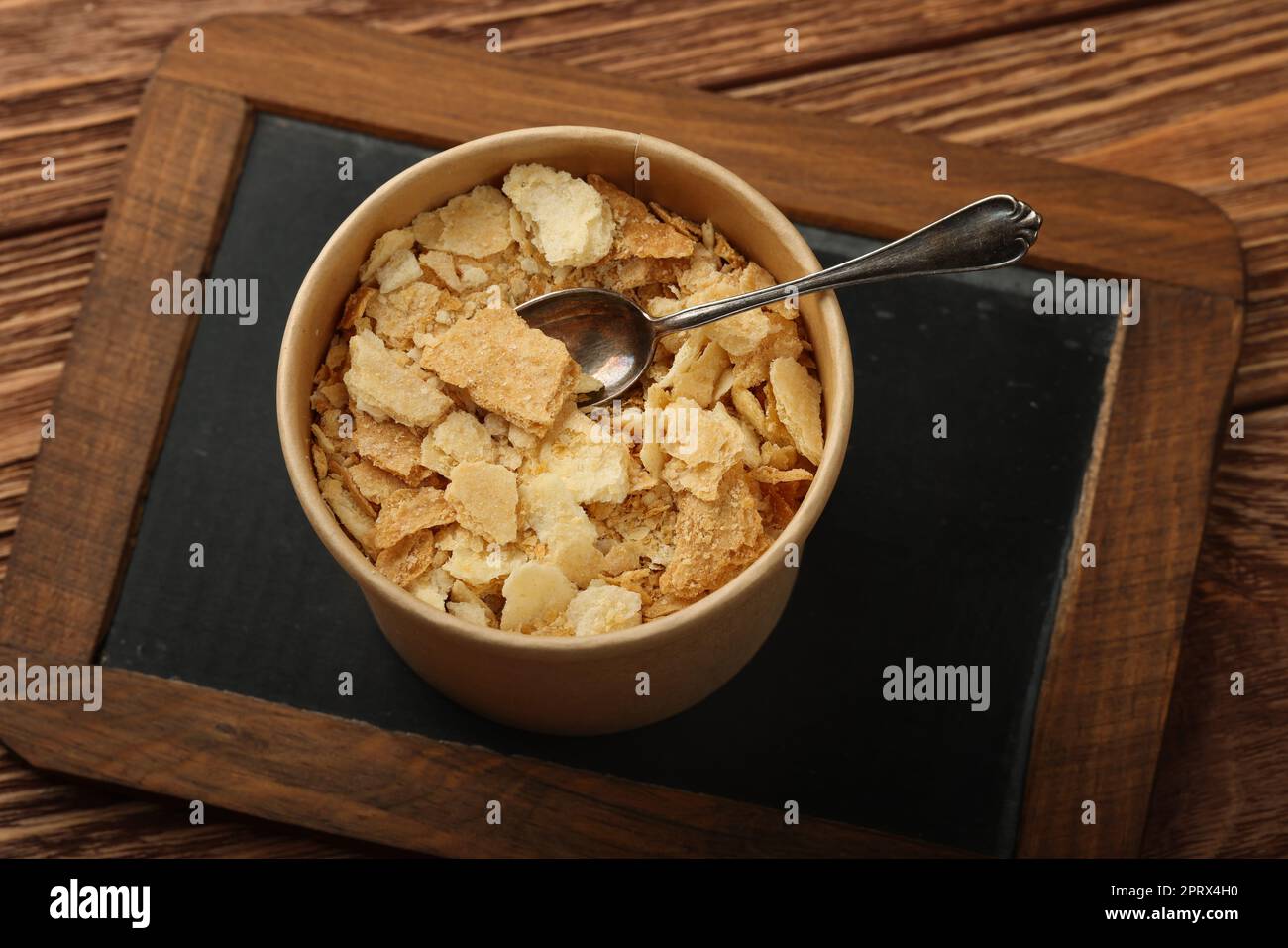 Brauner Pappbecher mit milleem Feuille-Puddingkuchen Stockfoto