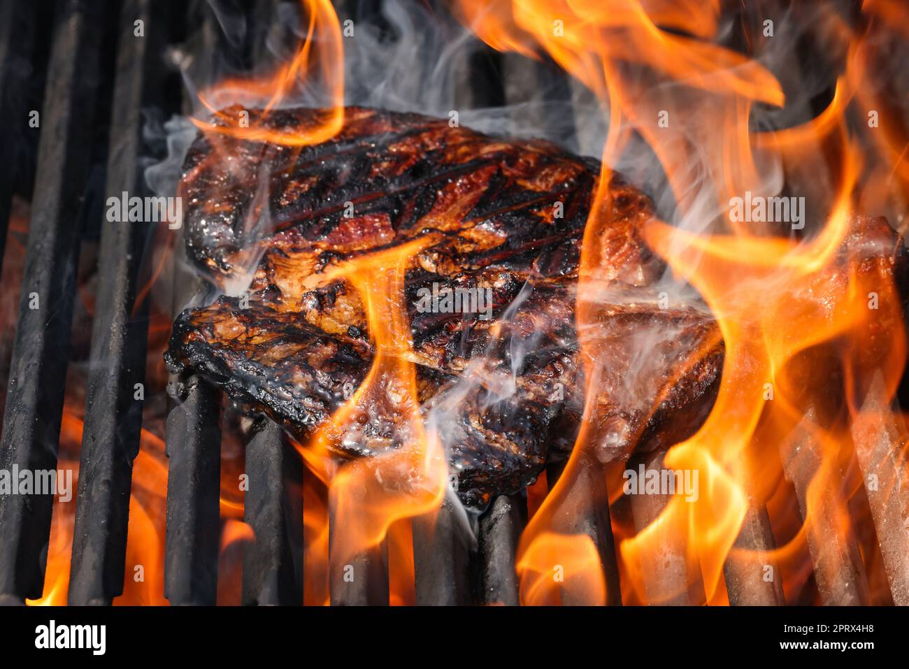Rifye-Steaks auf dem Grill braten und rauchen Stockfoto