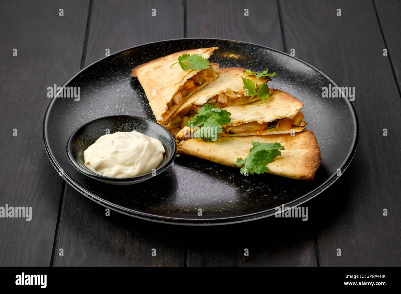 Quesadilla mit Hühnerfleisch, Käse und eingelegter Gurke Stockfoto