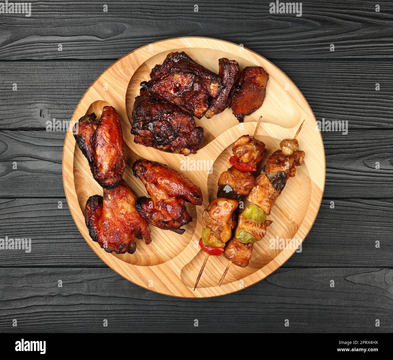 Gemischtes Barbecue mit Hähnchenflügeln und Rinderrippchen Stockfoto