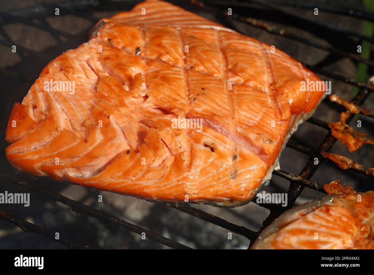 Ich koche Lachs-Fisch-Steak auf dem Grill Stockfoto