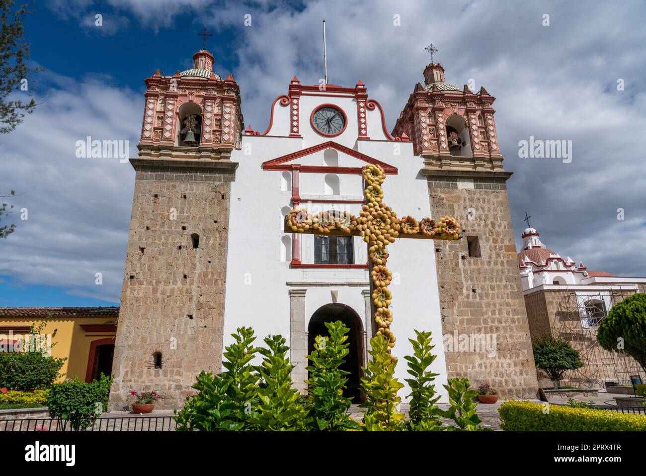 Fassade der Kirche der Mariä Himmelfahrt aus dem 16. Jahrhundert in Tlacolula de Matamoros, Oaxaca, Mexiko. Stockfoto