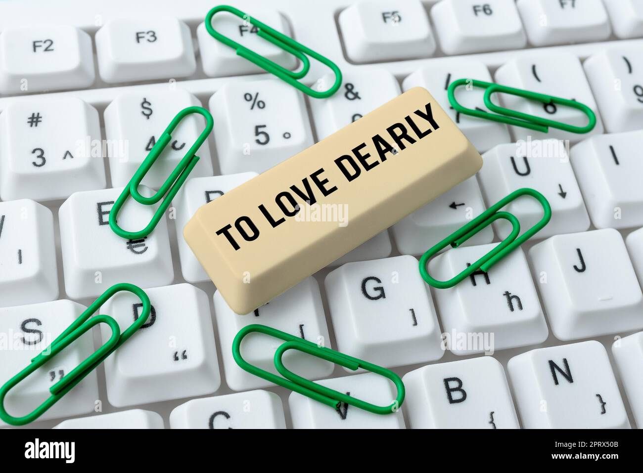 Schreiben, in dem Text für Liebe Liebe Liebe Liebe Liebe, Liebe, Liebe, jemand sehr viel auf die bescheidenere Art und ziellos angezeigt wird. Konzeptfoto Liebe jemanden sehr auf die bescheidenere Art und Weise und ziellos Stockfoto