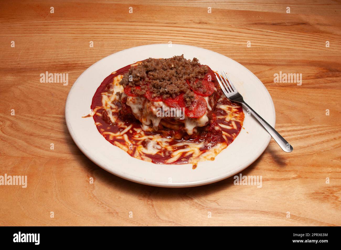 Große Scheibe von köstlichen hausgemachten italienischen Stil Fleisch Liebhaber Lasagne. Stockfoto