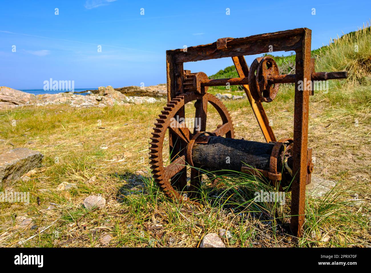 Alte verwitterte rostige Winde an der Westküste des Lands Hammeren an der Nordspitze der Insel Bornholm, Dänemark, Skandinavien, Europa. Stockfoto