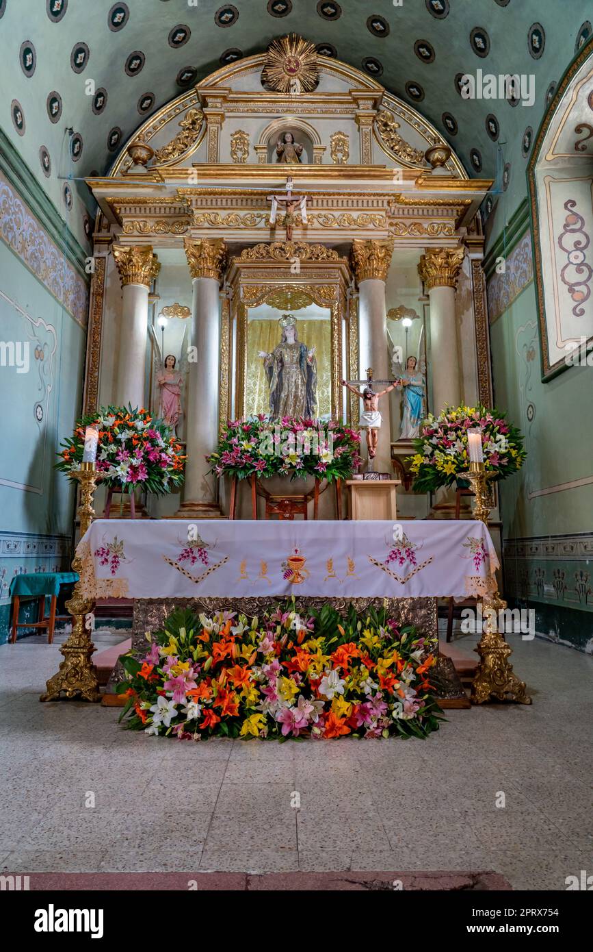 Altar und Ausgrabungsstück der Kirche der Heiligen Maria der Himmelfahrt in Tlacolula de Matamoros, Oaxaca, Mexiko. Stockfoto