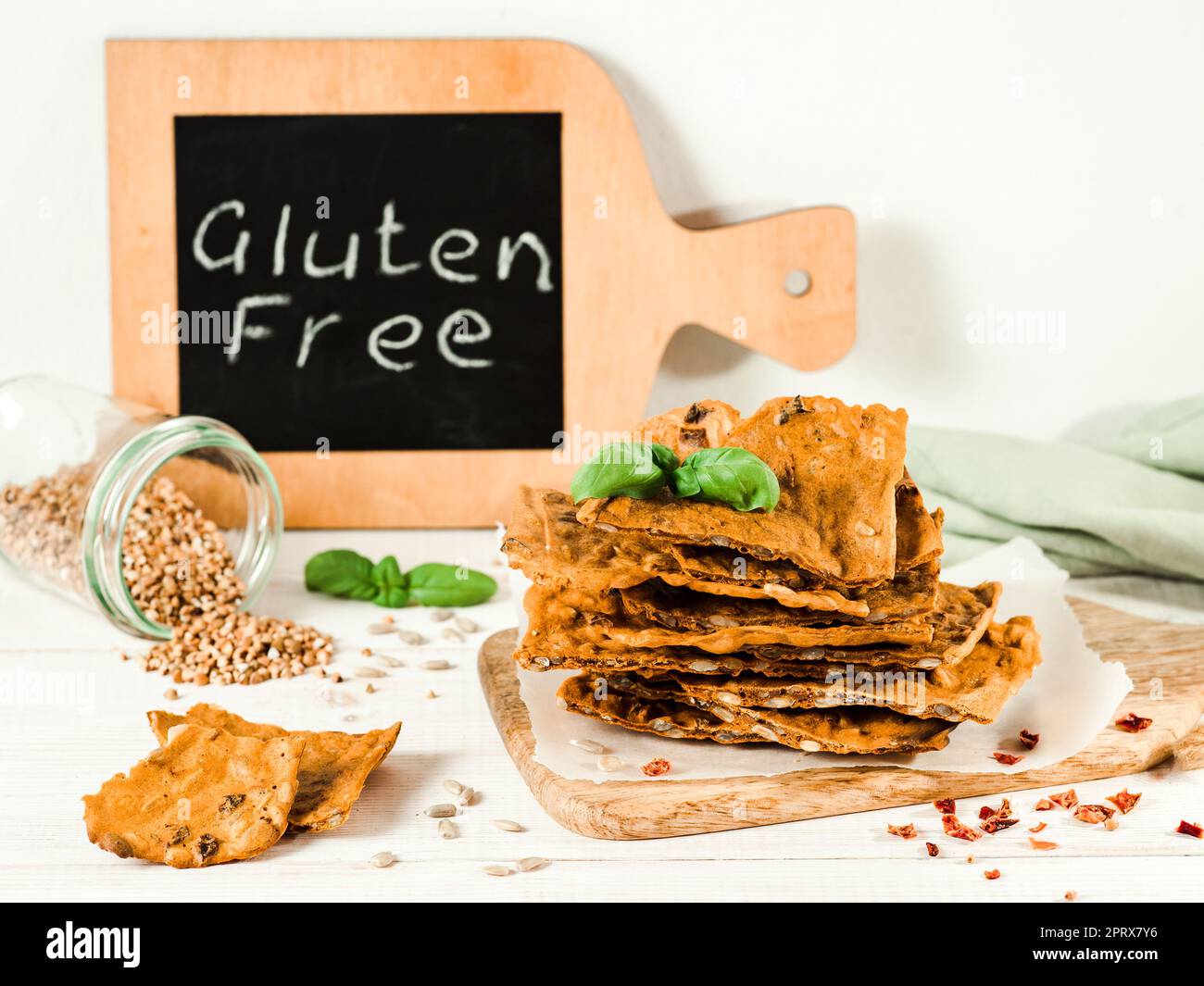 Glutenfreie Knäckebrot aus Buskweizenmehl. Grünes Buchweizenmehl, geräucherter Paprika und Sonnenblumenkerne sind Zutaten für diese hausgemachten, gebackenen Kris Stockfoto