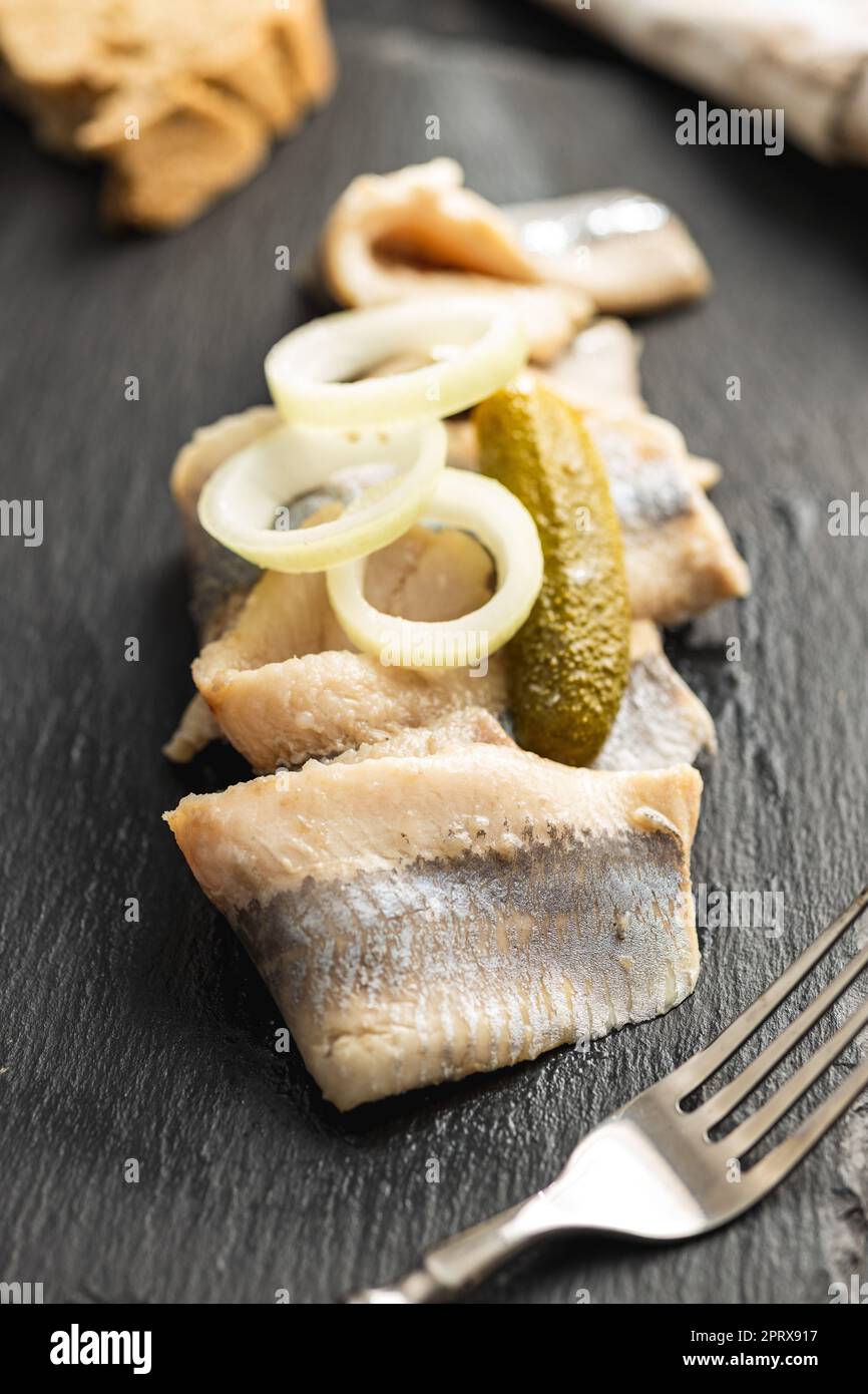 Marinierter Heringfisch auf dem Küchentisch. Stockfoto