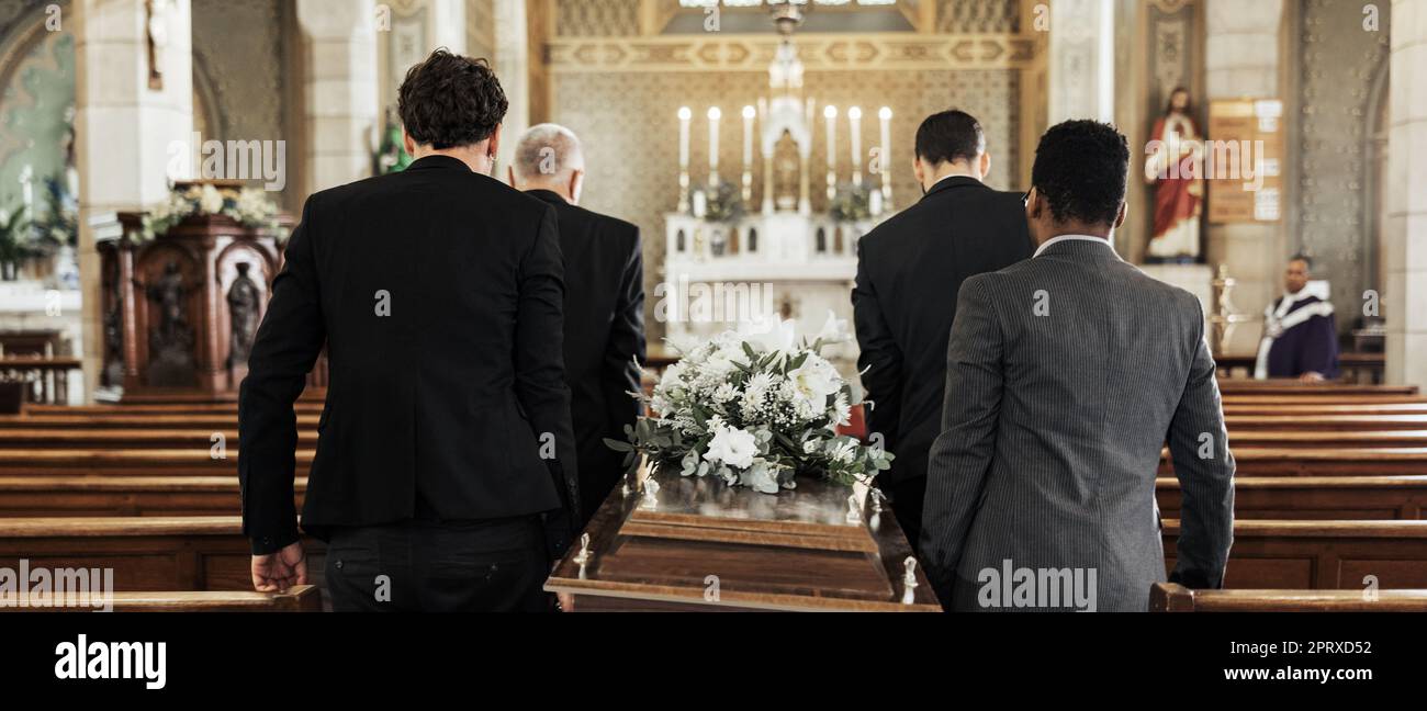 Beerdigung, Kirche und Gruppe bringen Sarg im Dienst, Tod oder Predigt zur Beerdigung mit