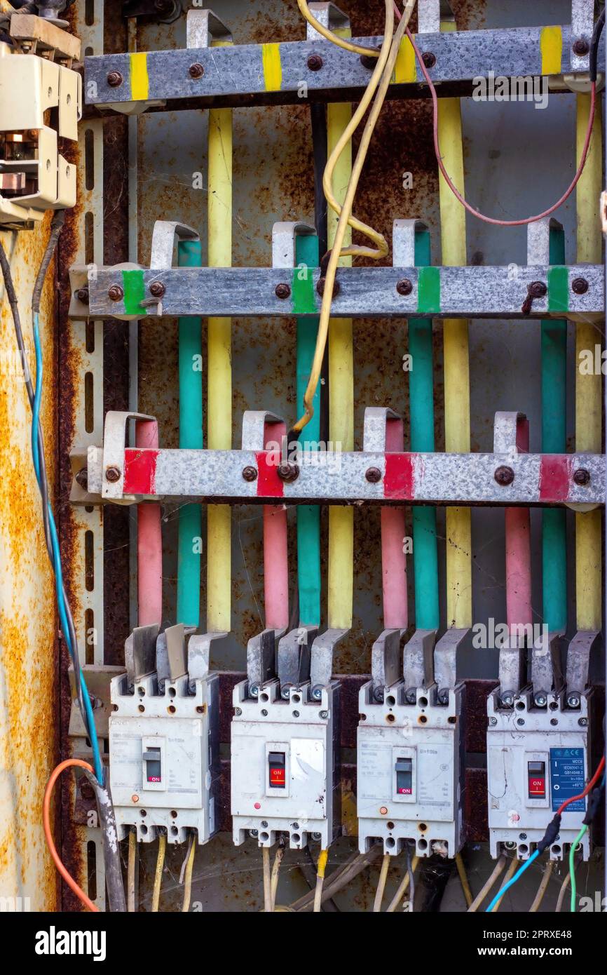 DUSCHANBE, TADSCHIKISTAN - 12. AUGUST 2022: Viele alte rostige elektrische Sicherungskästen mit Elektrokabeln. Stockfoto