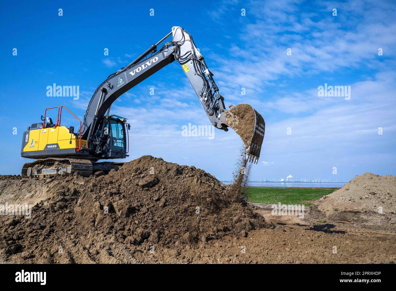 27. April 2023, Niedersachsen, Krummhörn: Auf einem Deich im Bezirk Aurich werden Bauarbeiten durchgeführt. Um den Folgen des Klimawandels entgegenzuwirken, möchte Niedersachsens Umweltminister Meyer dauerhaft mehr Geld in den Küstenschutz investieren. Foto: Sina Schuldt/dpa Stockfoto