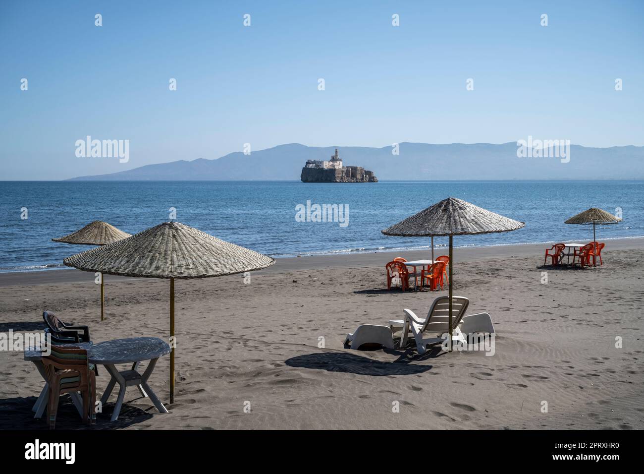 Felsen von Al Hoceima vom Tayeth Beach aus gesehen. Die Insel ist spanisches Territorium vor der Küste Marokkos. Stockfoto