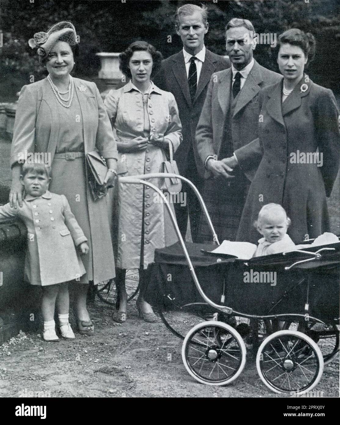 Pressefoto von 1951 - informelles Gruppenfoto der königlichen Familie während eines Familienbesuchs im Balmoral Castle: Von links nach rechts Queen Elizabeth (Mutter der verstorbenen Königin Elizabeth II. Geboren Elizabeth Bowes-Lyon ) Prinzessin Margaret, Prinz Philip, Herzog von Edinburgh, König George VI. (1895 - 1952), Und Prinzessin Elizabeth mit ihren Kindern Prinz Charles (3 Jahre alt) (links) - die zukünftige Thronerbin mit seiner Schwester Prinzessin Anne (1 Jahre alt). Dieses Foto war der 21. Geburtstag von Prinzessin Margaret am 21. August und Prinzessin Anne am 15. August. Stockfoto