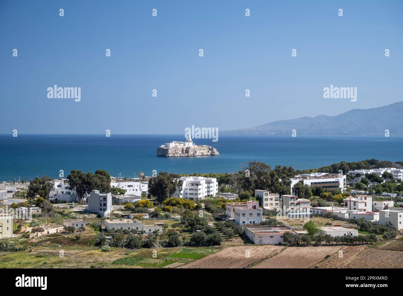 Felsen von Al Hoceima von oben gesehen. Die Insel ist spanisches Territorium vor der Küste Marokkos. Stockfoto