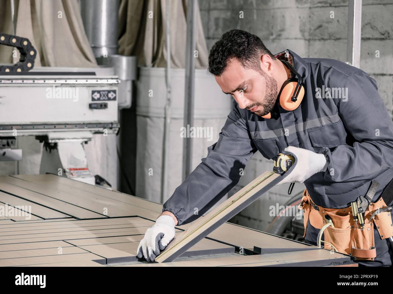 Holzwender messen und berechnen die richtige Größe des Werkstücks mit Hand- und Elektrowerkzeugen. Schneiden, Formen, Drehen, Glätten und Ausbalancieren von Holzbefestigungen Stockfoto