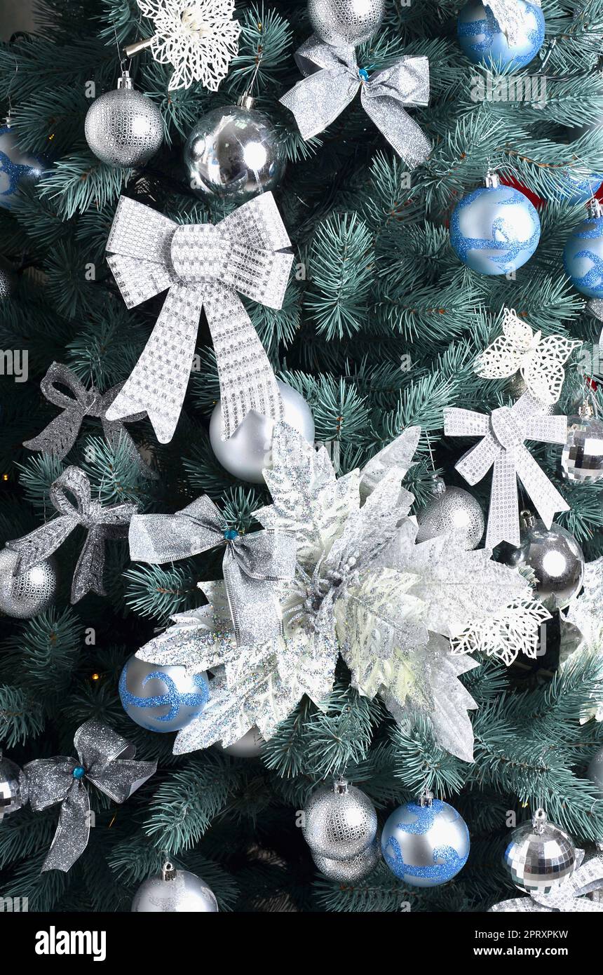 Details zu einem Weihnachtsbaum. Detail shot der Weihnachtsbaum Zweige mit Bändern und Weihnachten Spielzeug aufgehängt. Das Konzept der traditionellen Feier o Stockfoto