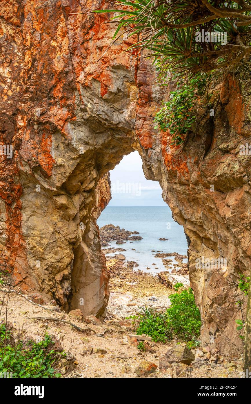 Das Himmelstor ist das Tor zum Kiesstrand in Pulau Mawar; Endau, Halbinsel Malaysia. Das Pulau Mawar liegt an der Spitze des Pantai Mawar Beach. Stockfoto Das Himmelstor ist das Tor zum Kiesstrand in Pulau Mawar; Endau, Halbinsel Malaysia. Das Pulau Mawar liegt an der Spitze des Pantai Mawar Beach. Stockfoto