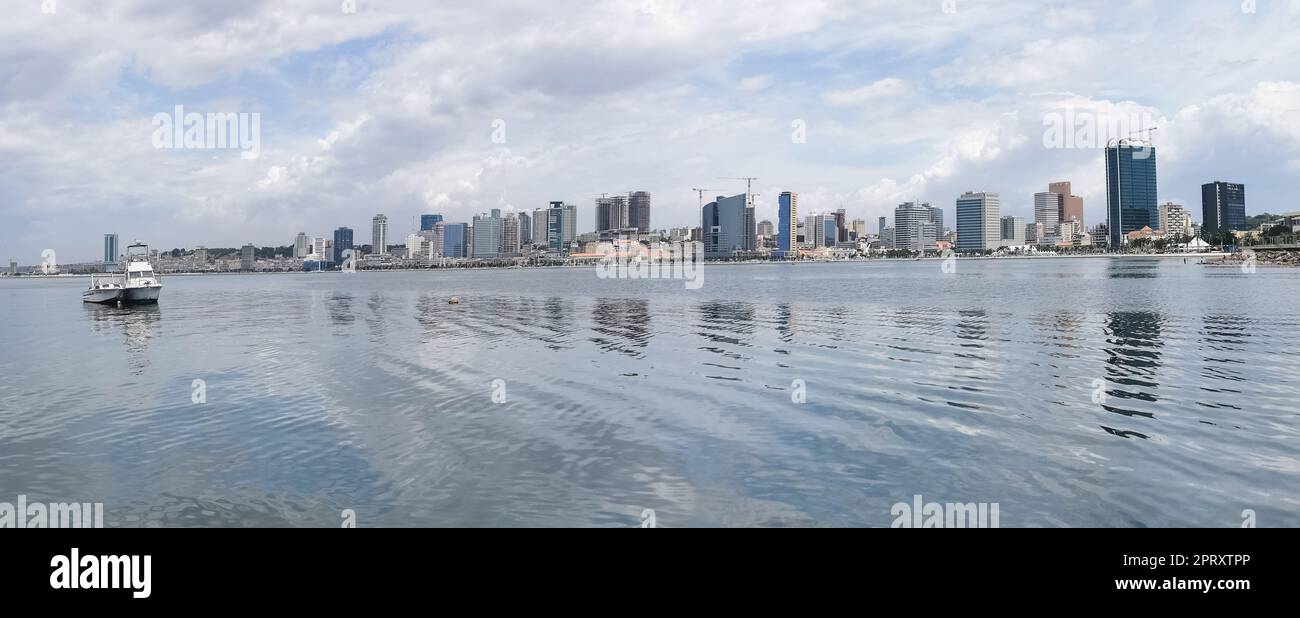 Luanda Angola - 12 03 2023: Panoramablick auf die Innenstadt von Luanda, mit Gebäuden der Skyline der Stadt, Luanda Bay, Cabo Island und Hafen von Luanda, Luan Stockfoto