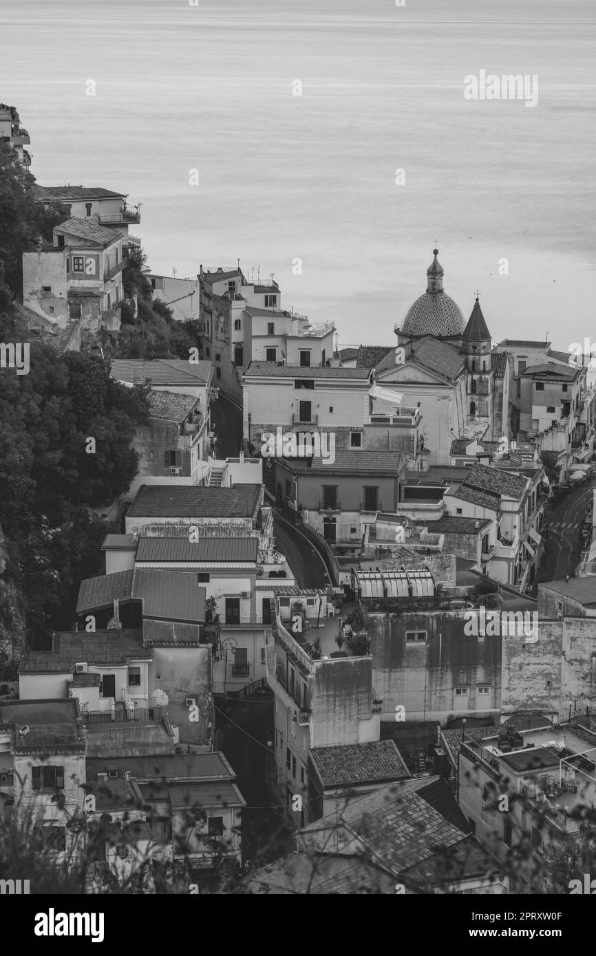 In der Seestadt Cetara an der Amalfiküste, berühmt für Sardellen und die Farben der Gebäude, Salerno, Amalfiküste, Positano. Stockfoto