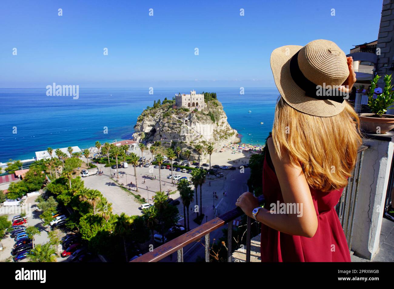 Urlaub in Italien. Rückansicht einer schönen jungen Frau, die von der