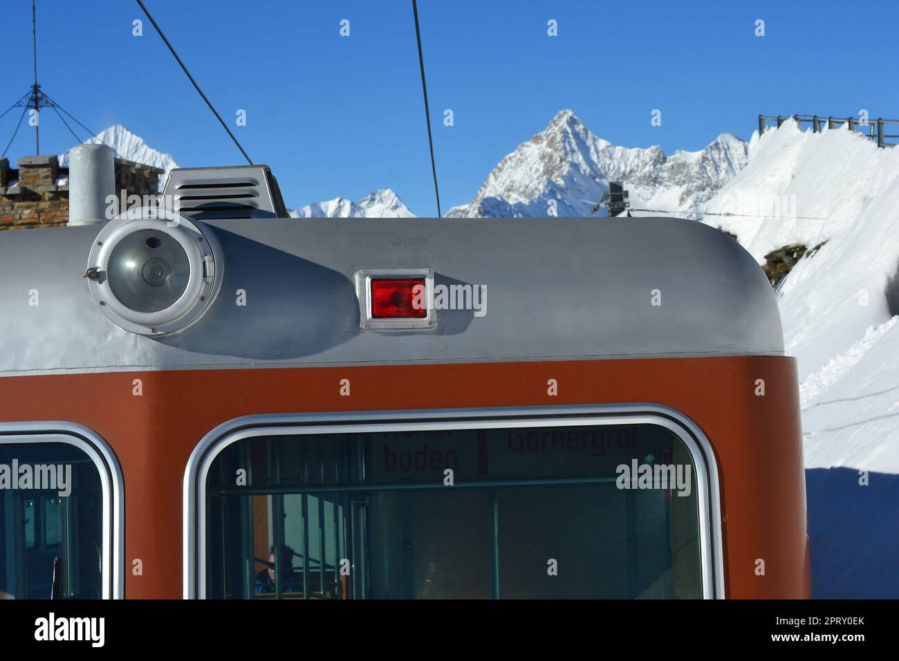Die Rack Railroad fährt vom Dorf Zermatt zum Gornergrat. Perfekt als Abenteuerausflug für Familien, Entdecker und Abenteurer Stockfoto