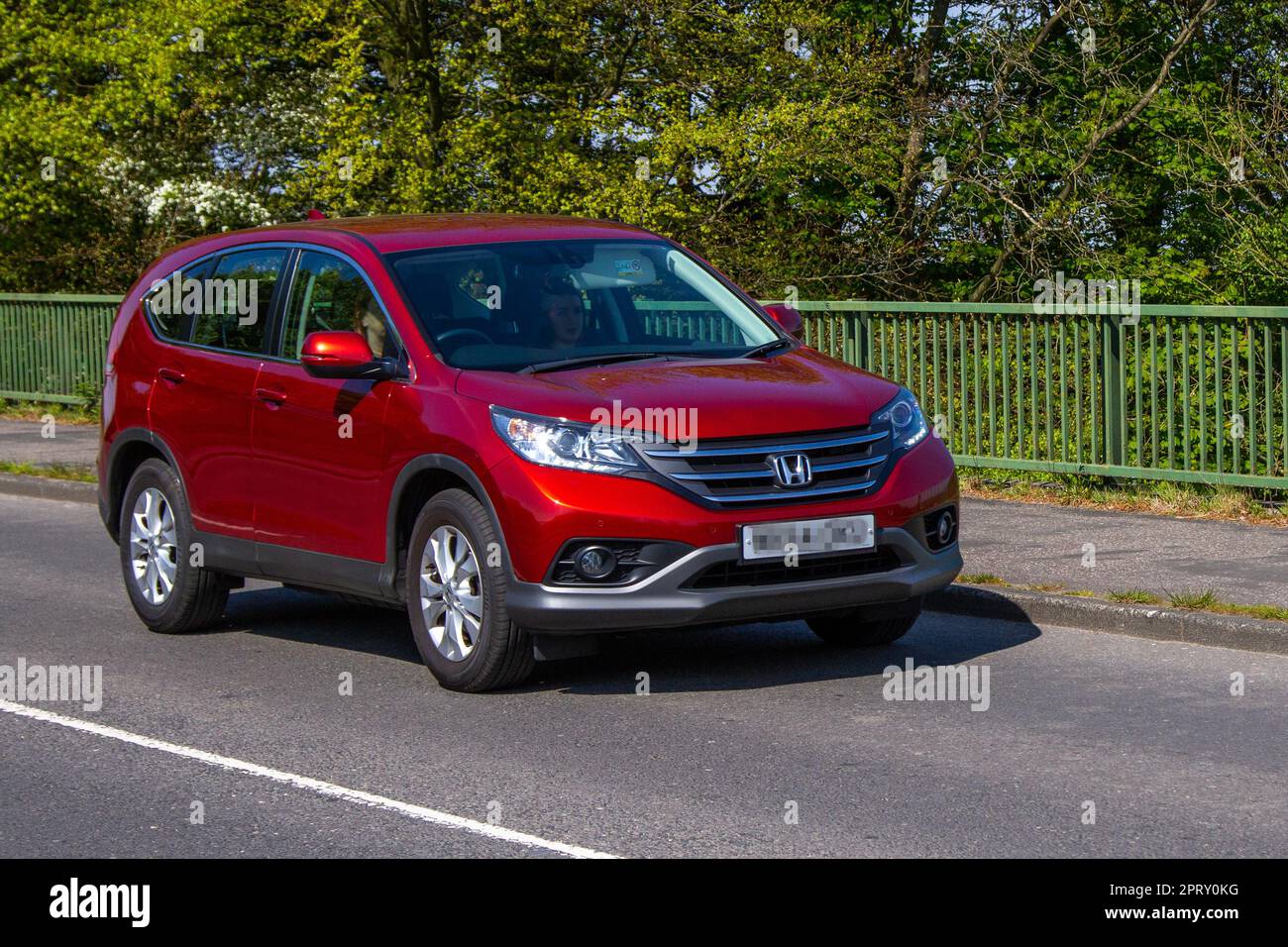 2014 Honda Cr-V SE i-DTEC 4X2 i-DTEC 2WD Start/Stop Red Car SUV 1597 ccm; Überquerung der Autobahnbrücke im Großraum Manchester, Großbritannien Stockfoto