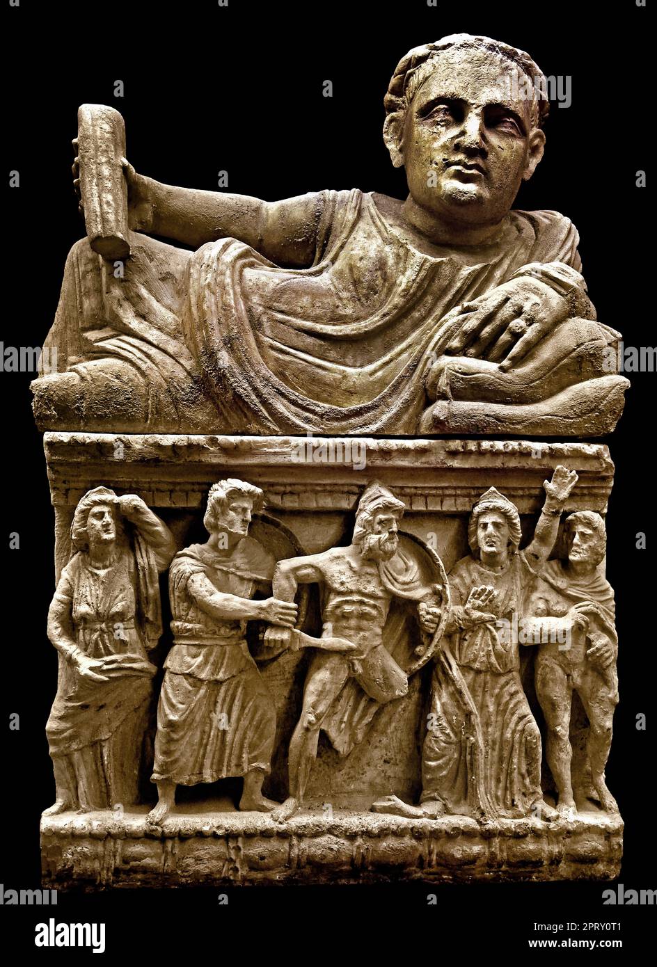 Museo Etrusco Guarnacci - Estruskanisches Museum Guarnacci, Italien, Toskana, Val di Cecina, Volterra, Etruskische Urnen, gebaut, um die Asche der Verstorbenen zu sammeln. Die Produktion dieser Urnen begann in Volterra zwischen dem 4. Und dem 1. Jahrhundert v. Chr. und umfasste verschiedene Materialien wie Terrakotta, Stein und Alabaster. Stockfoto