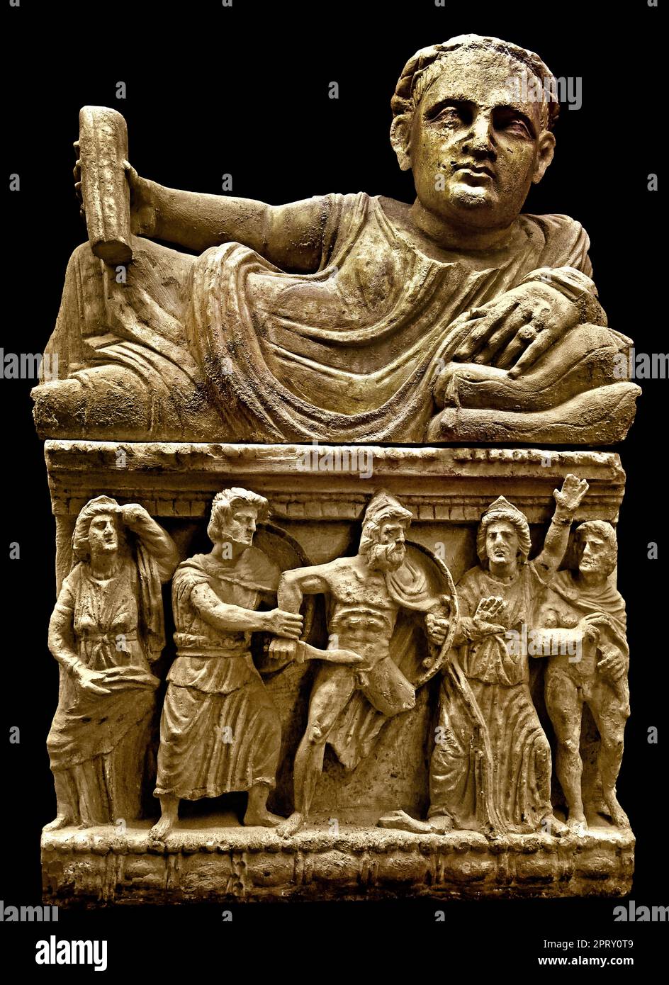 Museo Etrusco Guarnacci - Estruskanisches Museum Guarnacci, Italien, Toskana, Val di Cecina, Volterra, Etruskische Urnen, gebaut, um die Asche der Verstorbenen zu sammeln. Die Produktion dieser Urnen begann in Volterra zwischen dem 4. Und dem 1. Jahrhundert v. Chr. und umfasste verschiedene Materialien wie Terrakotta, Stein und Alabaster. Stockfoto