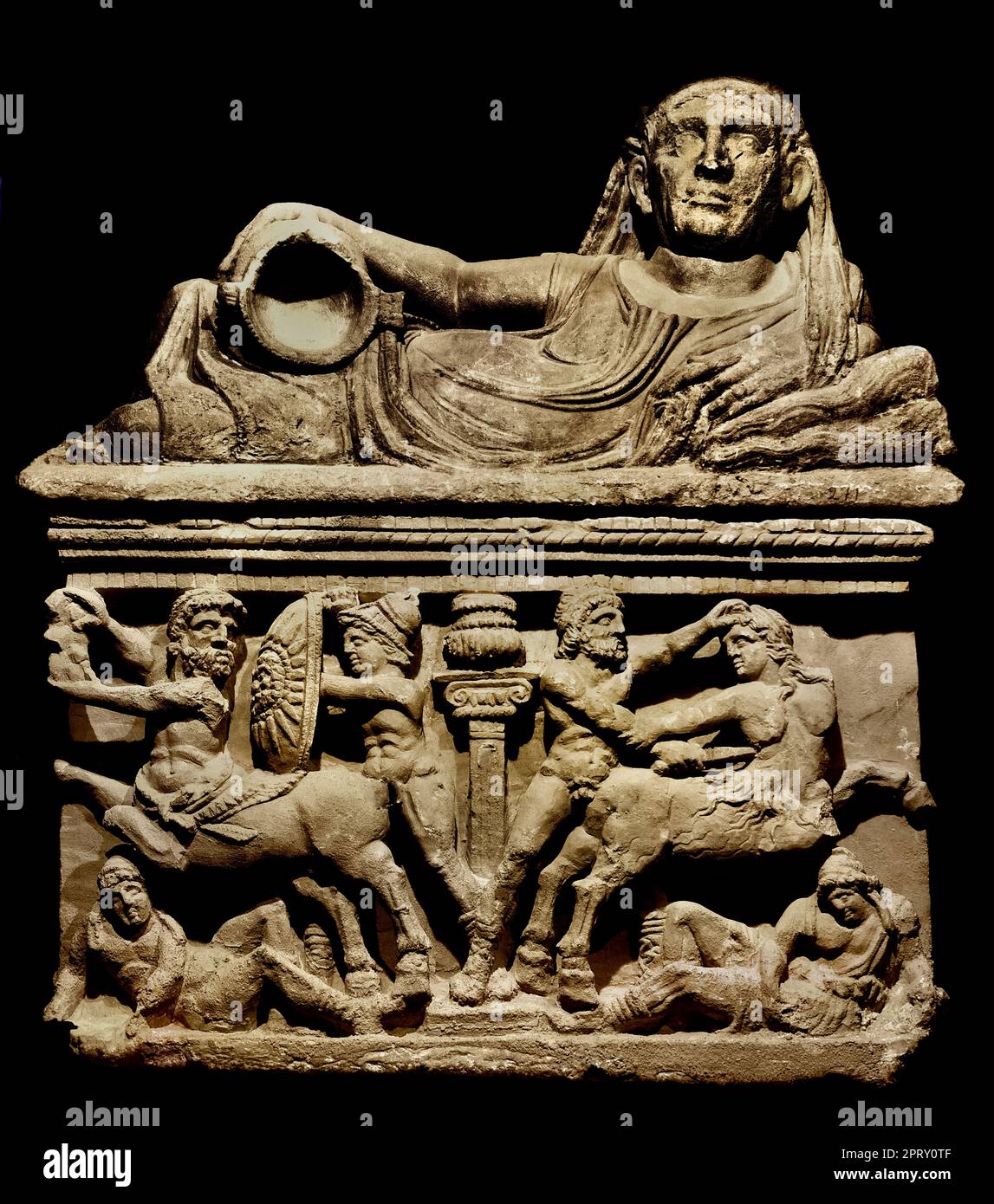 Museo Etrusco Guarnacci - Estruskanisches Museum Guarnacci, Italien, Toskana, Val di Cecina, Volterra, Etruskische Urnen, gebaut, um die Asche der Verstorbenen zu sammeln. Die Produktion dieser Urnen begann in Volterra zwischen dem 4. Und dem 1. Jahrhundert v. Chr. und umfasste verschiedene Materialien wie Terrakotta, Stein und Alabaster. Stockfoto