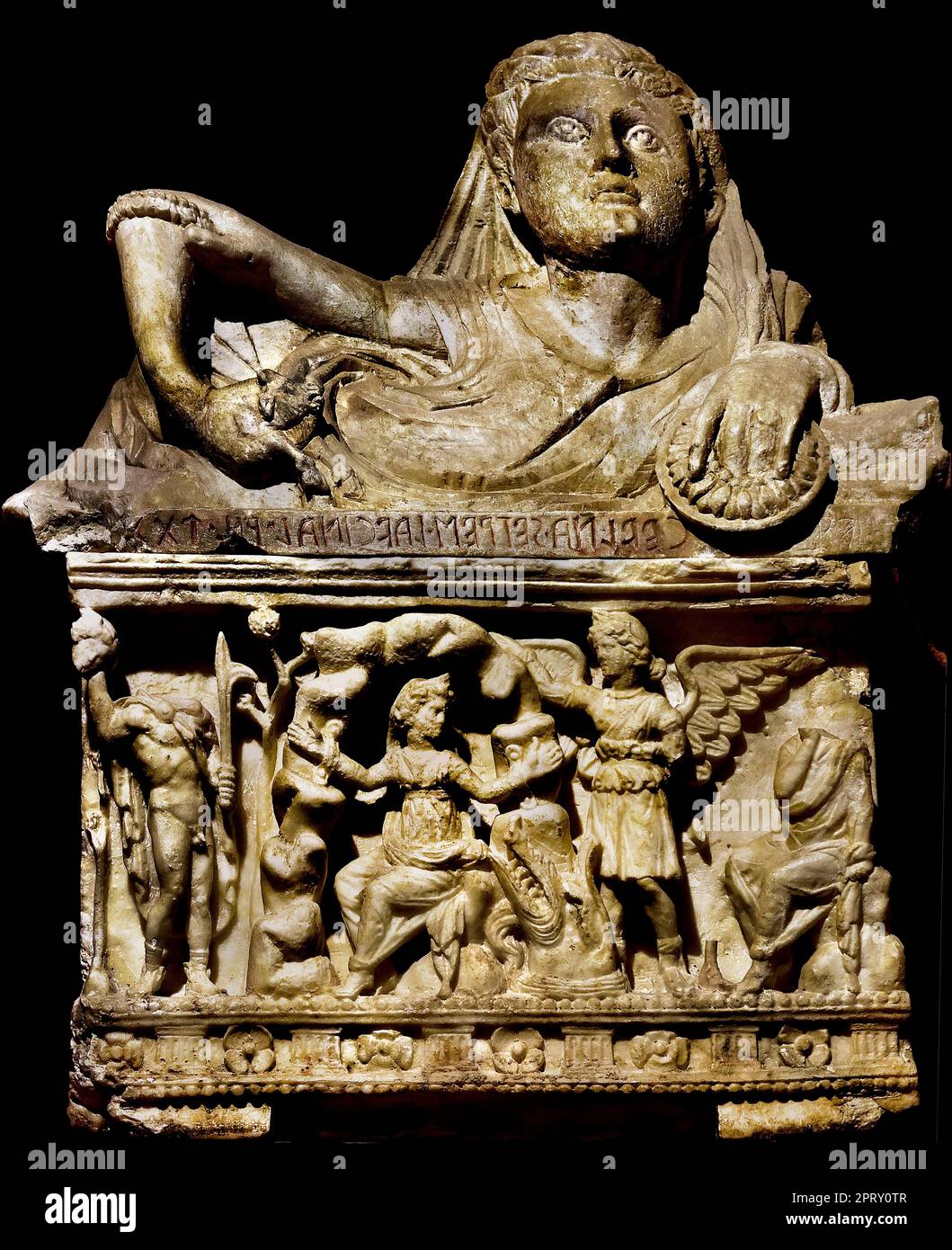 Museo Etrusco Guarnacci - Estruskanisches Museum Guarnacci, Italien, Toskana, Val di Cecina, Volterra, Etruskische Urnen, gebaut, um die Asche der Verstorbenen zu sammeln. Die Produktion dieser Urnen begann in Volterra zwischen dem 4. Und dem 1. Jahrhundert v. Chr. und umfasste verschiedene Materialien wie Terrakotta, Stein und Alabaster. Stockfoto