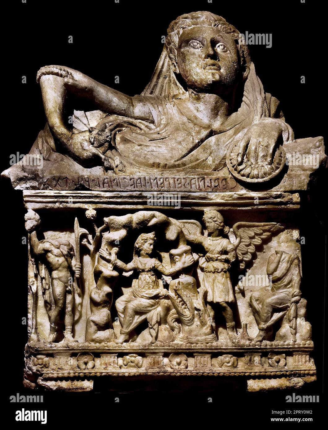 Museo Etrusco Guarnacci - Estruskanisches Museum Guarnacci, Italien, Toskana, Val di Cecina, Volterra, Etruskische Urnen, gebaut, um die Asche der Verstorbenen zu sammeln. Die Produktion dieser Urnen begann in Volterra zwischen dem 4. Und dem 1. Jahrhundert v. Chr. und umfasste verschiedene Materialien wie Terrakotta, Stein und Alabaster. Stockfoto