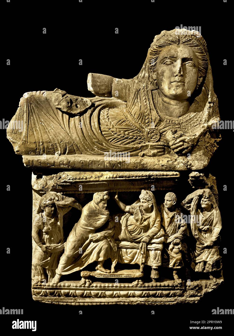 Museo Etrusco Guarnacci - Estruskanisches Museum Guarnacci, Italien, Toskana, Val di Cecina, Volterra, Etruskische Urnen, gebaut, um die Asche der Verstorbenen zu sammeln. Die Produktion dieser Urnen begann in Volterra zwischen dem 4. Und dem 1. Jahrhundert v. Chr. und umfasste verschiedene Materialien wie Terrakotta, Stein und Alabaster. Stockfoto