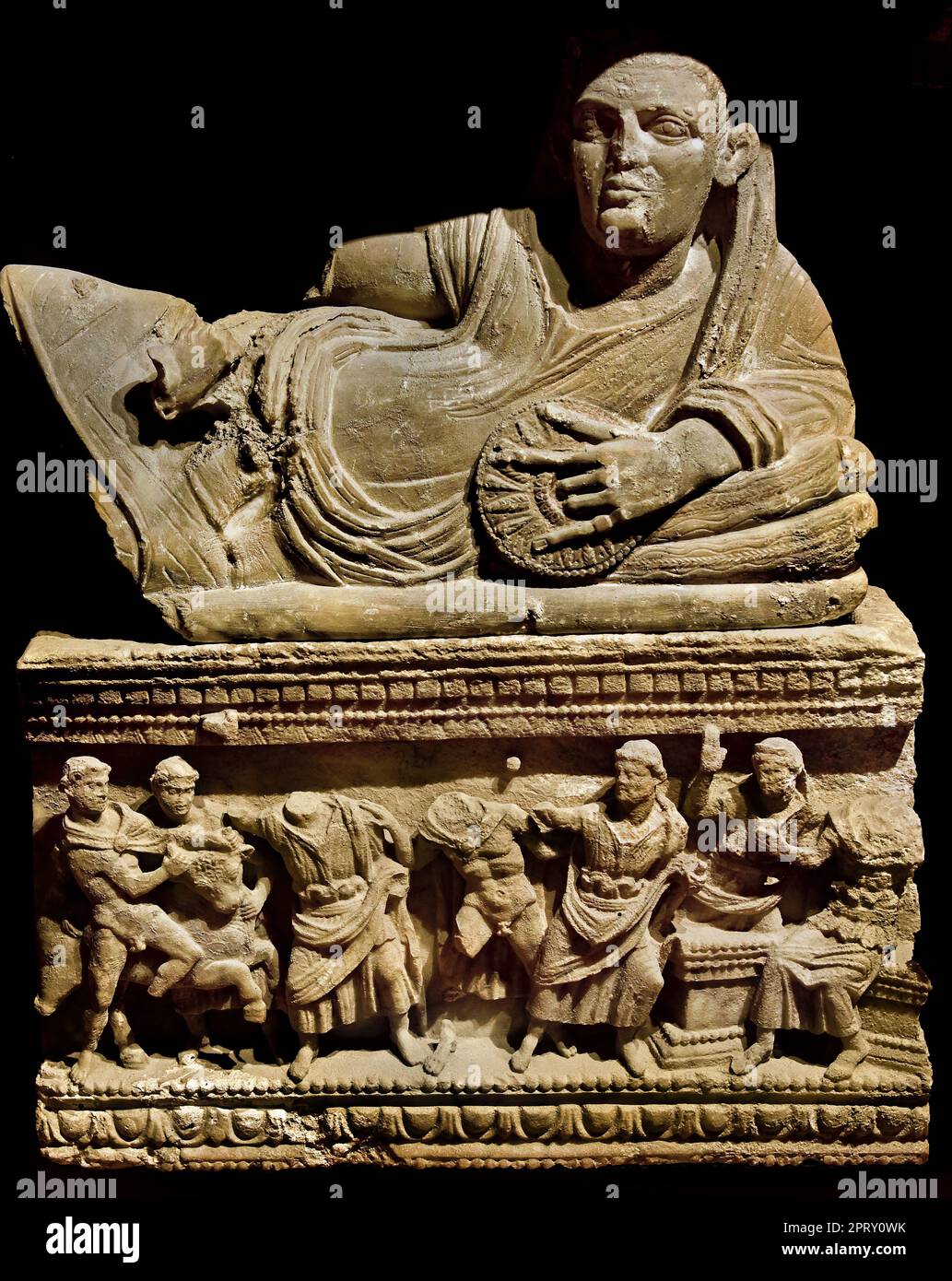 Museo Etrusco Guarnacci - Estruskanisches Museum Guarnacci, Italien, Toskana, Val di Cecina, Volterra, Etruskische Urnen, gebaut, um die Asche der Verstorbenen zu sammeln. Die Produktion dieser Urnen begann in Volterra zwischen dem 4. Und dem 1. Jahrhundert v. Chr. und umfasste verschiedene Materialien wie Terrakotta, Stein und Alabaster. Stockfoto