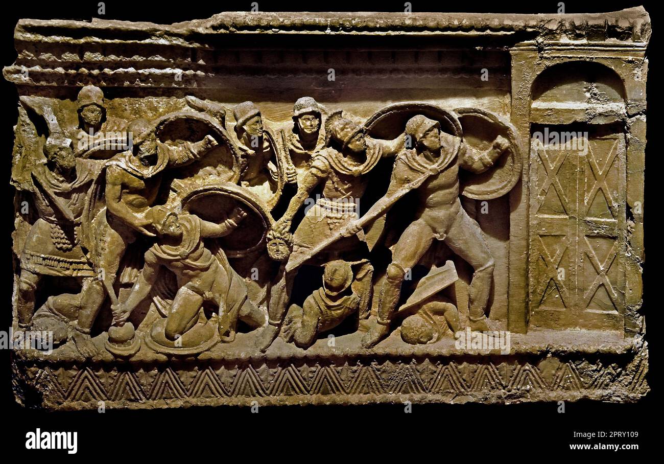 Museo Etrusco Guarnacci - Estruskanisches Museum Guarnacci, Italien, Toskana, Val di Cecina, Volterra, Etruskische Urnen, gebaut, um die Asche der Verstorbenen zu sammeln. Die Produktion dieser Urnen begann in Volterra zwischen dem 4. Und dem 1. Jahrhundert v. Chr. und umfasste verschiedene Materialien wie Terrakotta, Stein und Alabaster. Stockfoto