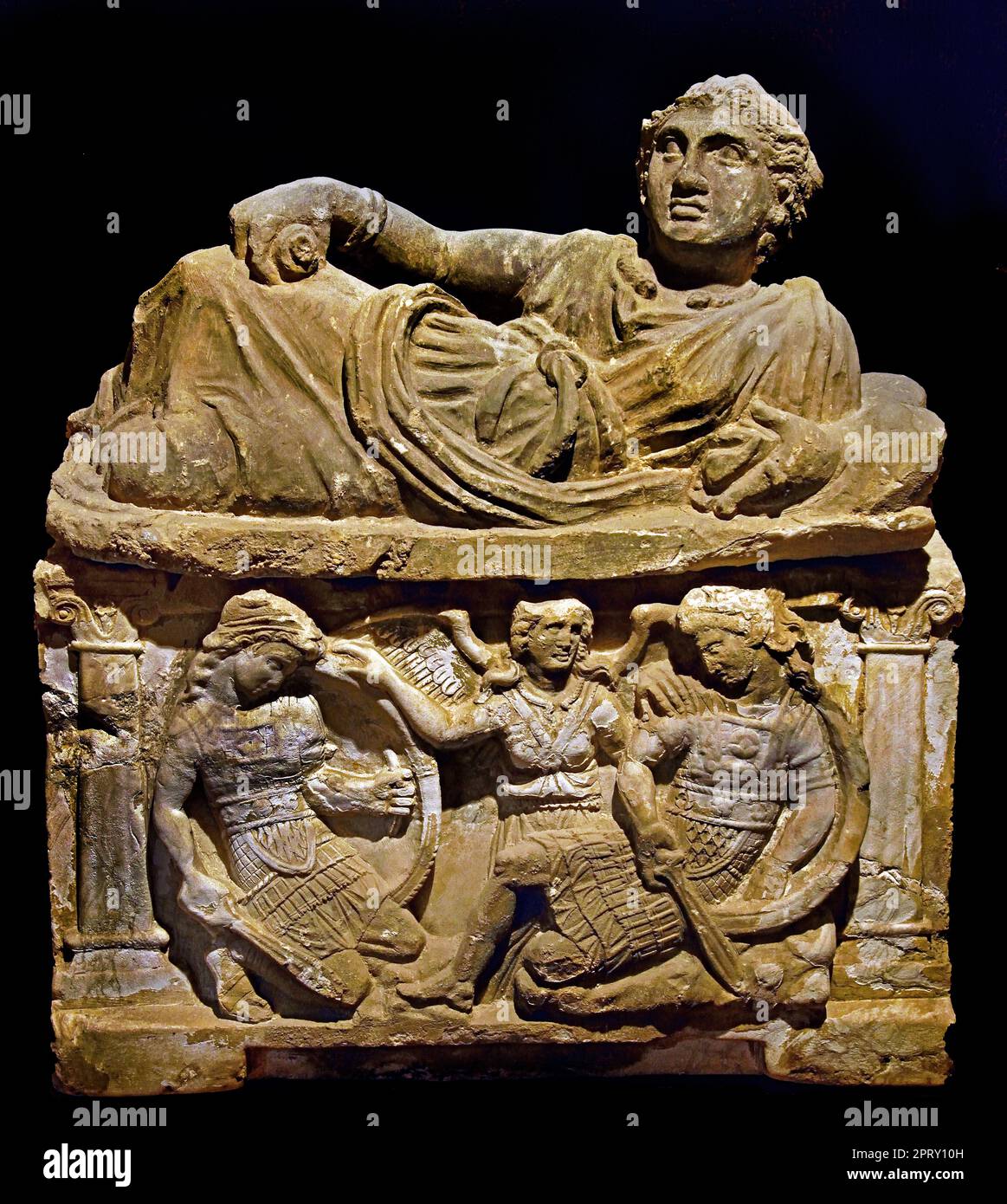 Museo Etrusco Guarnacci - Estruskanisches Museum Guarnacci, Italien, Toskana, Val di Cecina, Volterra, Etruskische Urnen, gebaut, um die Asche der Verstorbenen zu sammeln. Die Produktion dieser Urnen begann in Volterra zwischen dem 4. Und dem 1. Jahrhundert v. Chr. und umfasste verschiedene Materialien wie Terrakotta, Stein und Alabaster. Stockfoto