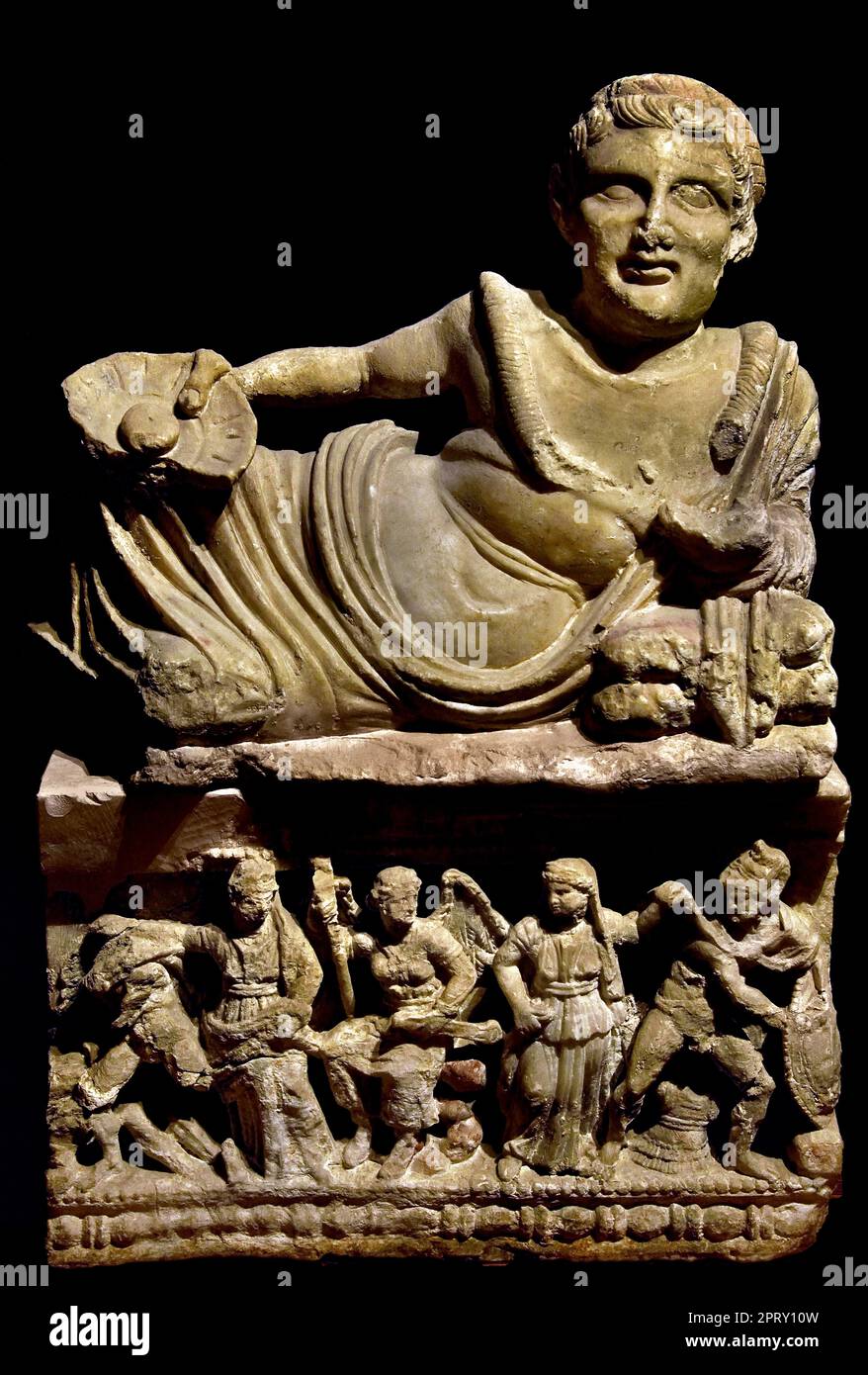 Museo Etrusco Guarnacci - Estruskanisches Museum Guarnacci, Italien, Toskana, Val di Cecina, Volterra, Etruskische Urnen, gebaut, um die Asche der Verstorbenen zu sammeln. Die Produktion dieser Urnen begann in Volterra zwischen dem 4. Und dem 1. Jahrhundert v. Chr. und umfasste verschiedene Materialien wie Terrakotta, Stein und Alabaster. Stockfoto