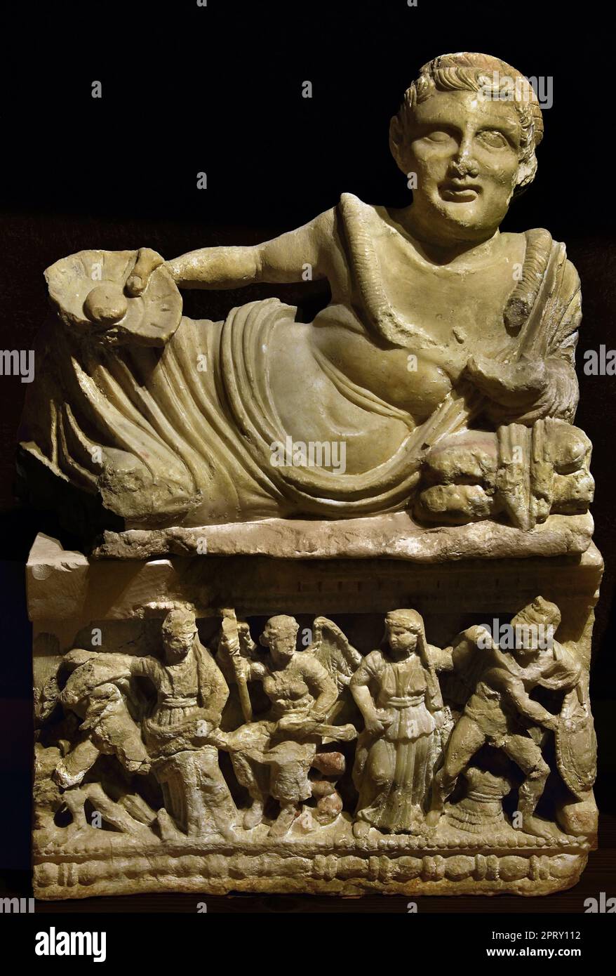 Museo Etrusco Guarnacci - Estruskanisches Museum Guarnacci, Italien, Toskana, Val di Cecina, Volterra, Etruskische Urnen, gebaut, um die Asche der Verstorbenen zu sammeln. Die Produktion dieser Urnen begann in Volterra zwischen dem 4. Und dem 1. Jahrhundert v. Chr. und umfasste verschiedene Materialien wie Terrakotta, Stein und Alabaster. Stockfoto