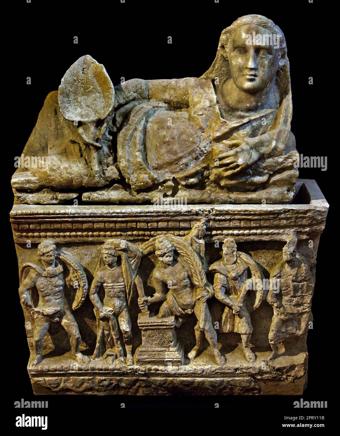 Museo Etrusco Guarnacci - Estruskanisches Museum Guarnacci, Italien, Toskana, Val di Cecina, Volterra, Etruskische Urnen, gebaut, um die Asche der Verstorbenen zu sammeln. Die Produktion dieser Urnen begann in Volterra zwischen dem 4. Und dem 1. Jahrhundert v. Chr. und umfasste verschiedene Materialien wie Terrakotta, Stein und Alabaster. Stockfoto