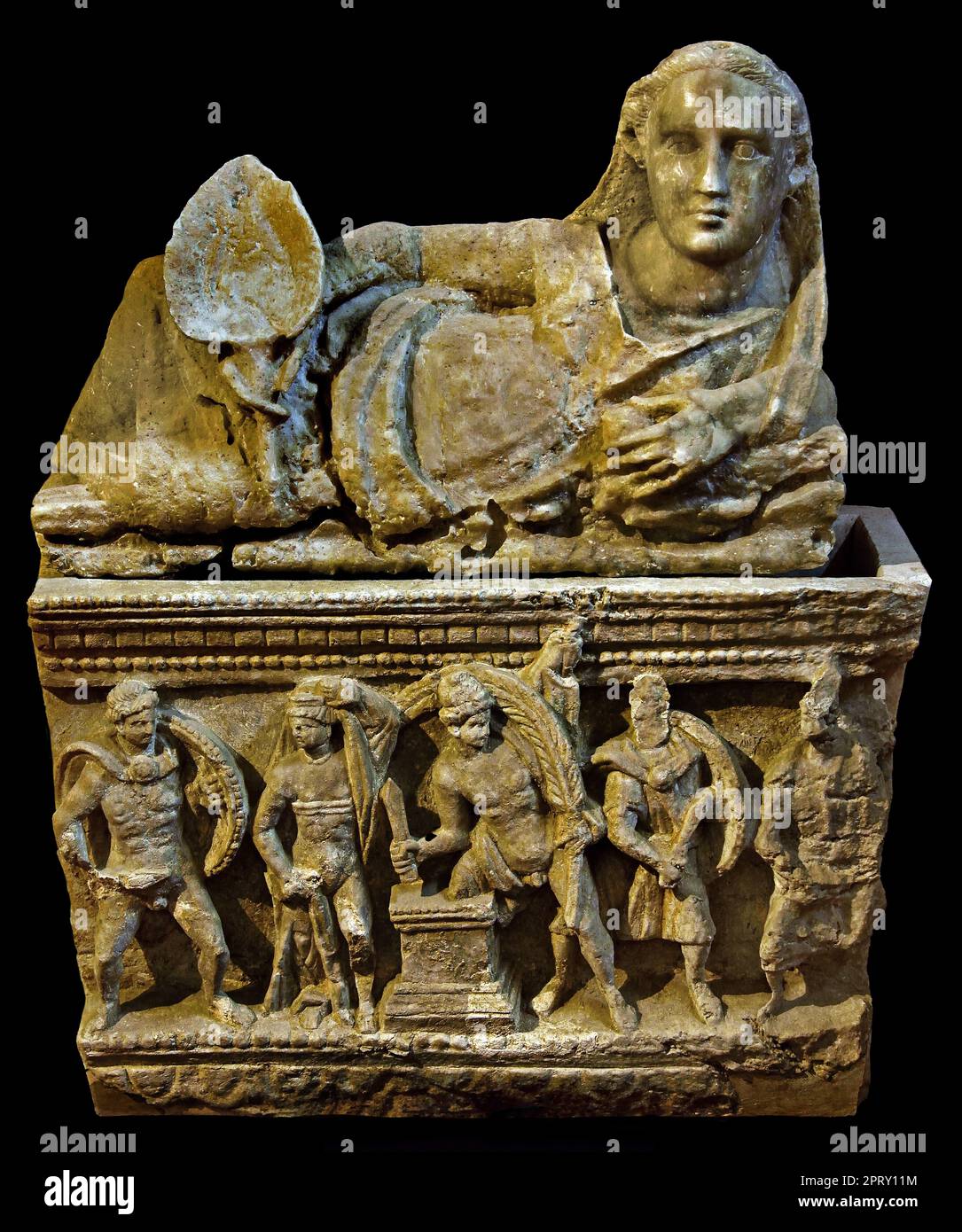 Museo Etrusco Guarnacci - Estruskanisches Museum Guarnacci, Italien, Toskana, Val di Cecina, Volterra, Etruskische Urnen, gebaut, um die Asche der Verstorbenen zu sammeln. Die Produktion dieser Urnen begann in Volterra zwischen dem 4. Und dem 1. Jahrhundert v. Chr. und umfasste verschiedene Materialien wie Terrakotta, Stein und Alabaster. Stockfoto