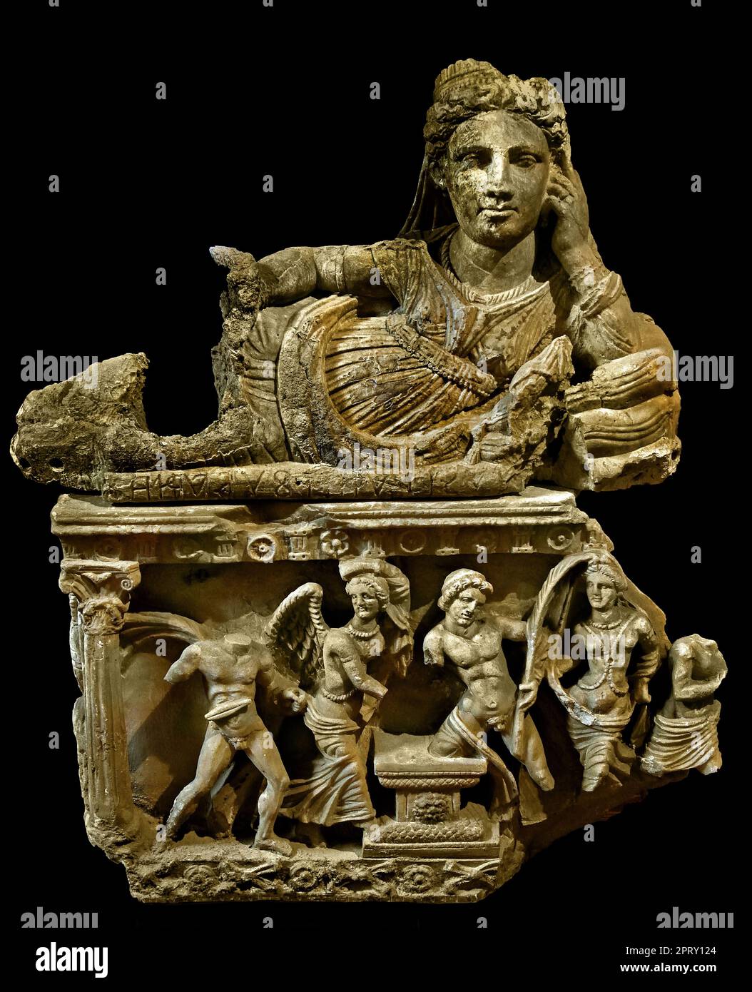 Museo Etrusco Guarnacci - Estruskanisches Museum Guarnacci, Italien, Toskana, Val di Cecina, Volterra, Etruskische Urnen, gebaut, um die Asche der Verstorbenen zu sammeln. Die Produktion dieser Urnen begann in Volterra zwischen dem 4. Und dem 1. Jahrhundert v. Chr. und umfasste verschiedene Materialien wie Terrakotta, Stein und Alabaster. Stockfoto