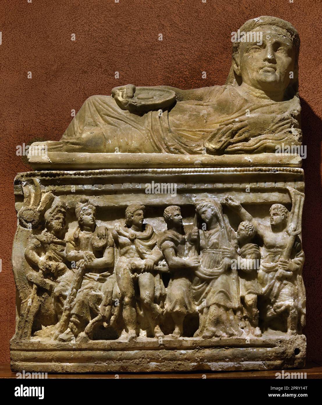 Museo Etrusco Guarnacci - Estruskanisches Museum Guarnacci, Italien, Toskana, Val di Cecina, Volterra, Etruskische Urnen, gebaut, um die Asche der Verstorbenen zu sammeln. Die Produktion dieser Urnen begann in Volterra zwischen dem 4. Und dem 1. Jahrhundert v. Chr. und umfasste verschiedene Materialien wie Terrakotta, Stein und Alabaster. Stockfoto