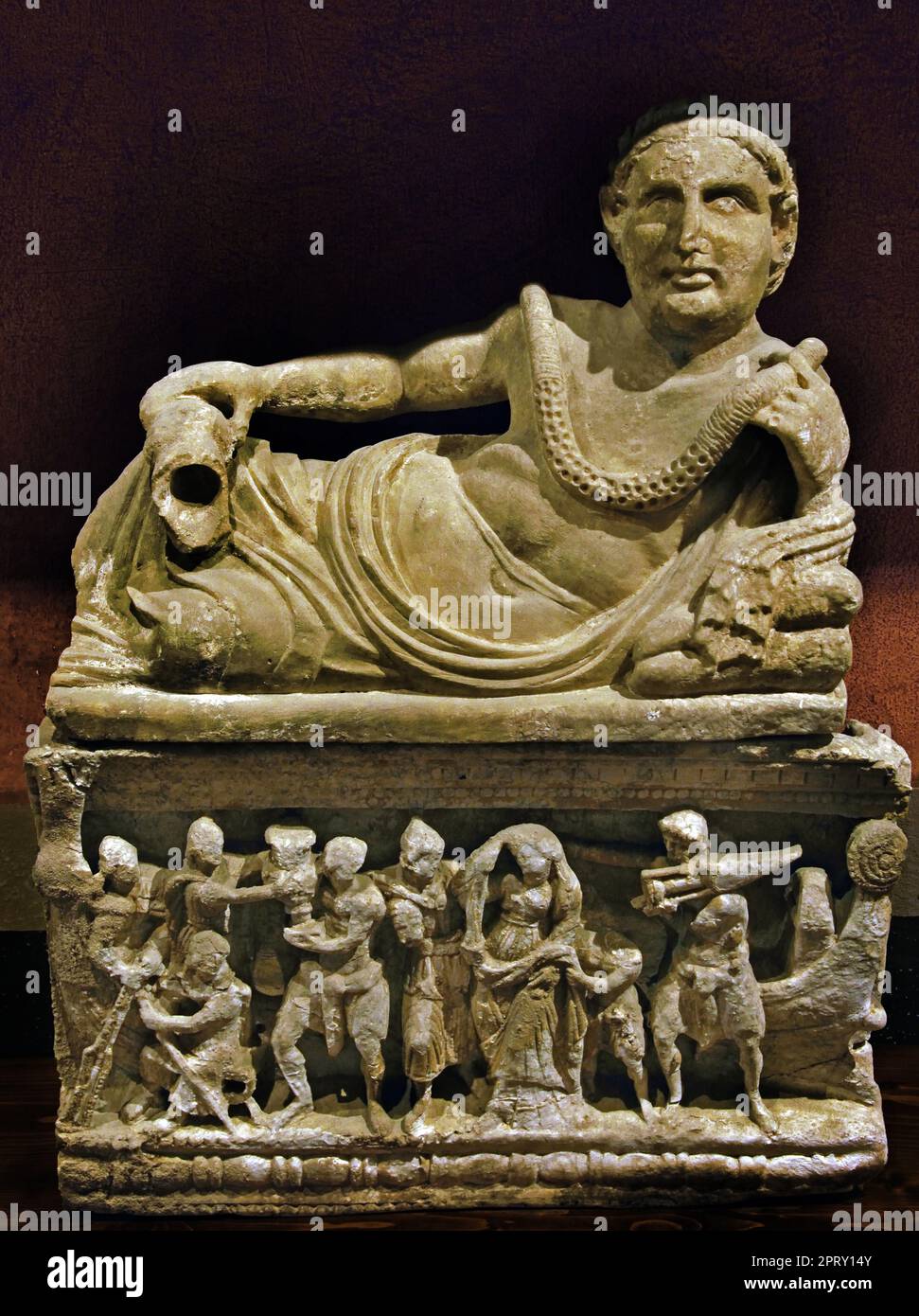 Museo Etrusco Guarnacci - Estruskanisches Museum Guarnacci, Italien, Toskana, Val di Cecina, Volterra, Etruskische Urnen, gebaut, um die Asche der Verstorbenen zu sammeln. Die Produktion dieser Urnen begann in Volterra zwischen dem 4. Und dem 1. Jahrhundert v. Chr. und umfasste verschiedene Materialien wie Terrakotta, Stein und Alabaster. Stockfoto