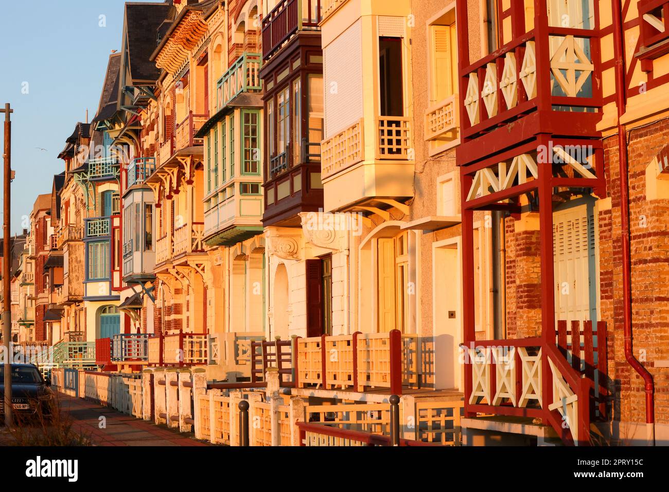 MERS-les-Bains ist eine Kommune in der Somme. Departement, in Hauts-de-France, in Nordfrankreich. MERS-les-Bains liegt am Ärmelkanal, an der Grenze zwischen Picardie und Normandie. Diese „Badestation“ (Badeort am Meer) mit einem Großteil des älteren Teils der Stadt wurde in der Blütezeit des Badeens am Meer, in der zweiten Hälfte des 19. Jahrhunderts, entwickelt. Infolgedessen unterliegen die zu jener Zeit erbauten schönen Villen nun Pfändungsbeschlüssen. Alle Renovierungen müssen in den gleichen Materialien und Farben wie die Originalarbeiten erfolgen. Kunststofftüren oder Rollläden sind nicht erlaubt. Frankreich, Stockfoto