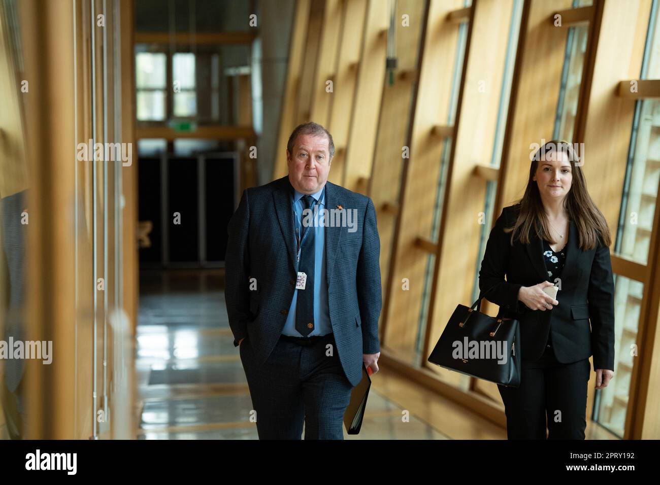 Edinburgh, Schottland, Großbritannien. 27. April 2023. ABBILDUNG: Graeme Dey MSP, schottischer Minister für Hochschulen und Weiterbildung, und Minister für Veteranen. Wöchentliche Sitzung mit Fragen der Ersten Minister als MSP von Humza Yousaf beantwortet der Erste Minister von Schottland die Fragen im Plenarsaal. Szenen auch im Korridor vor und nach den FMQs. Kredit: Colin Fisher/Alamy Live News Stockfoto