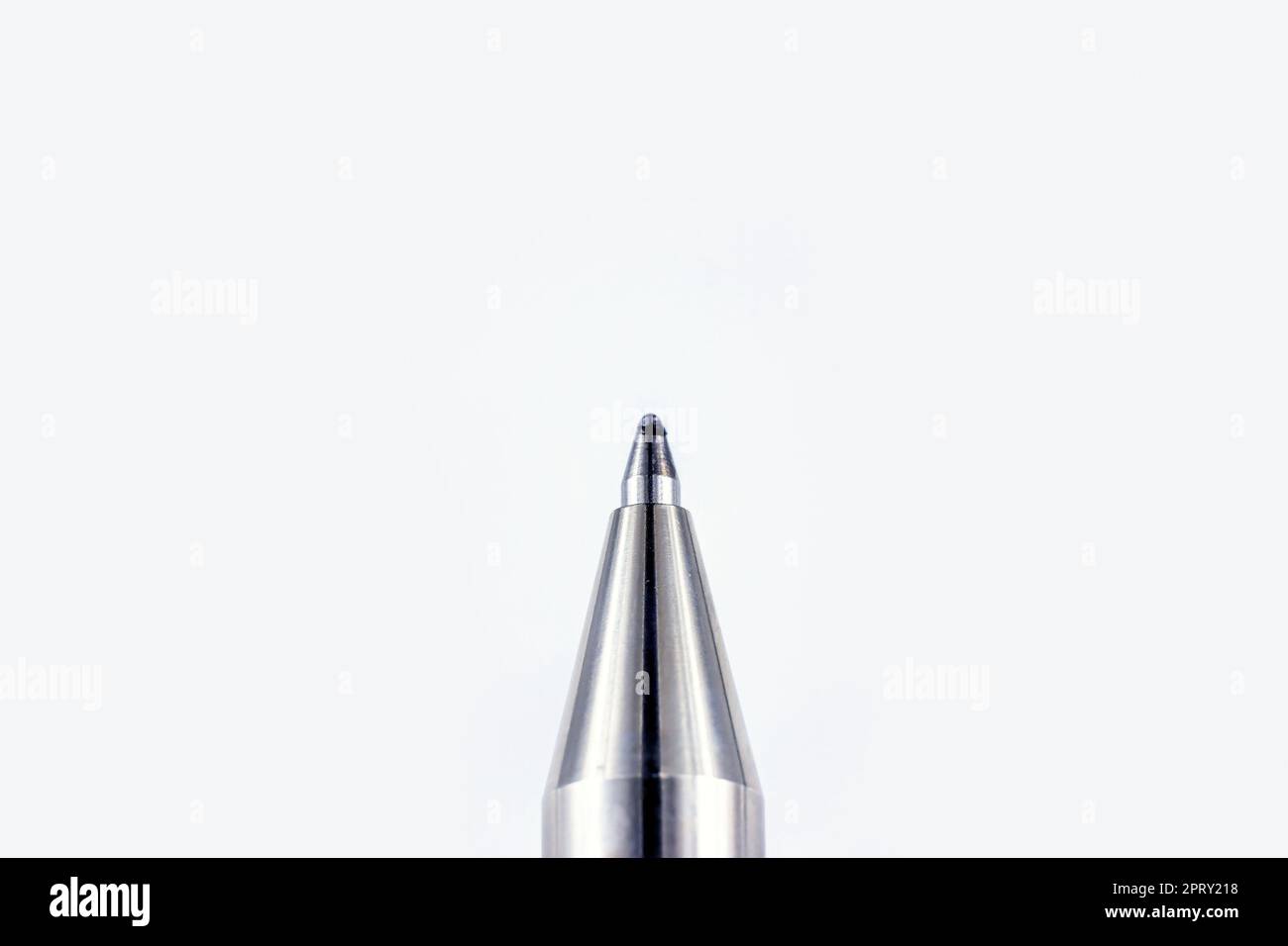 Kugelschreiber aus Metall auf hellem Hintergrund Nahaufnahme mit Kopierbereich. Stockfoto