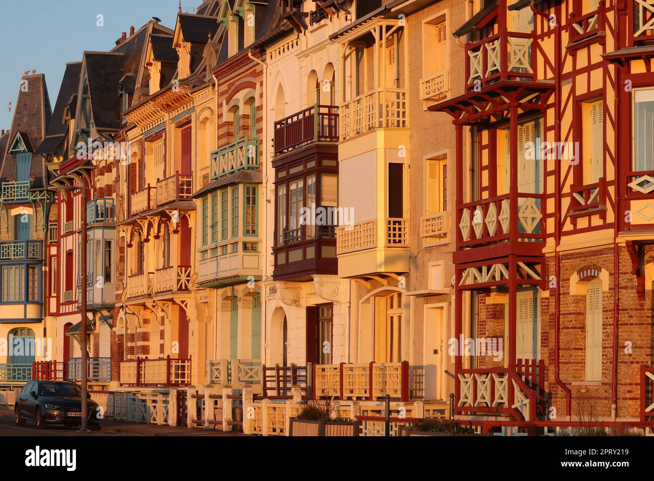 MERS-les-Bains ist eine Kommune in der Somme. Departement, in Hauts-de-France, in Nordfrankreich. MERS-les-Bains liegt am Ärmelkanal, an der Grenze zwischen Picardie und Normandie. Diese „Badestation“ (Badeort am Meer) mit einem Großteil des älteren Teils der Stadt wurde in der Blütezeit des Badeens am Meer, in der zweiten Hälfte des 19. Jahrhunderts, entwickelt. Infolgedessen unterliegen die zu jener Zeit erbauten schönen Villen nun Pfändungsbeschlüssen. Alle Renovierungen müssen in den gleichen Materialien und Farben wie die Originalarbeiten erfolgen. Kunststofftüren oder Rollläden sind nicht erlaubt. Frankreich, Stockfoto